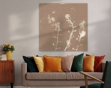 Drie bloemen. Japandi botanische kunst in bruin en wit. van Dina Dankers