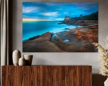 Kasteel van Boccale op de rotsen en ruige zee, Toscane van Stefano Orazzini