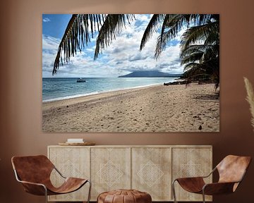 Torrijos: an idyllic beach facing the volcano by Frank Photos