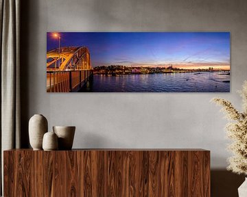 Skyline van Nijmegen aan de Waal tijdens zonsondergang van Sjoerd van der Wal Fotografie