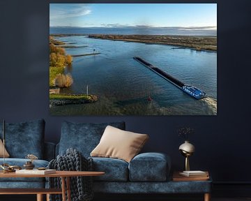Schip op de Waal tijdens herfstzonrsie van bovenaf gezien van Sjoerd van der Wal Fotografie