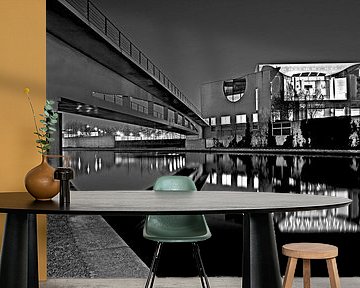 Nachtelijke, mysterieuze stilte op de Spree in Berlijn van Silva Wischeropp