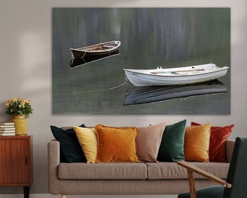 Open bootjes op spiegelglad water van Henk Alblas