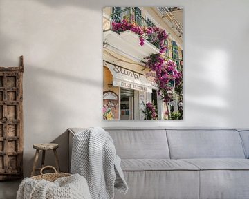 Gelato Artigianale en Bougainvillea - Kleurrijke Straat in Italië, Zuid-Europa van MelCaptures