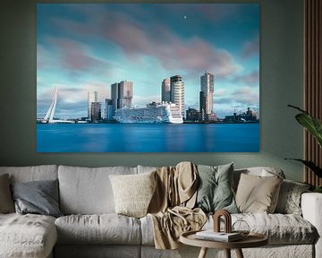 De skyline van Rotterdam met cruiseschip van Miranda van Hulst