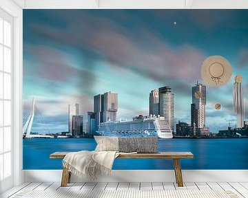 De skyline van Rotterdam met cruiseschip
