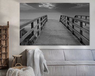 Uitzicht op zee ( Zeeland ) in zwart wit . van Jose Lok