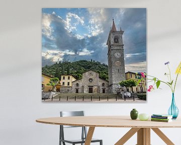 Gezicht op de kerk in varenna van Andreas Völkel