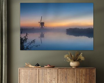 Nebliger Sonnenaufgang an der Windmühle von Ilya Korzelius