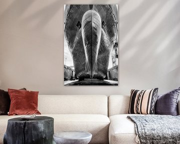 Schwarzes und weißes Schiff im Trockendock
