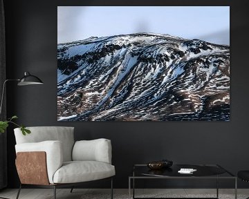 Ruwe Pracht Besneeuwde Vulkanische Berg van Femke Ketelaar