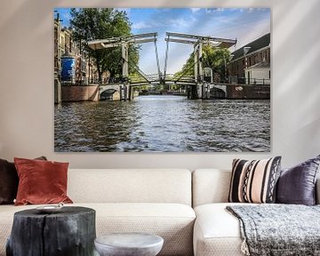 Amsterdam vanaf het water gezien met zijn vele grachten en bruggen