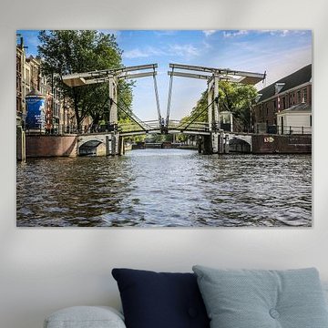 Amsterdam vom Wasser aus gesehen mit seinen vielen Grachten und Brücken