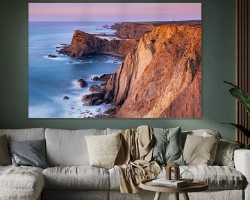 Avond aan de Atlantische kust van de Algarve in Portugal van Adelheid Smitt