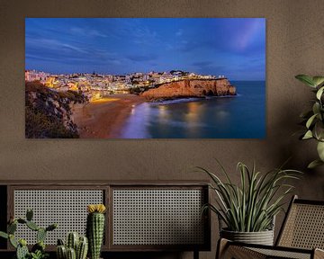 Carvoeiro in het blauwe uur, Portugal van Adelheid Smitt