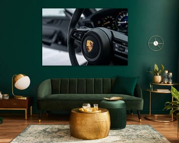 Logo Porsche op het stuur van een Porsche 911 van Bas Fransen