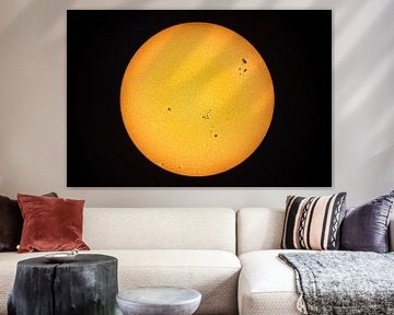 Vue de notre soleil avec des taches solaires à travers un télescope.