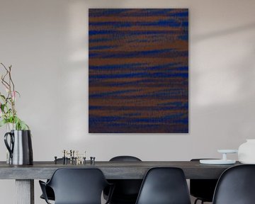 Strepen in kobaltblauw op bruin. Retro jaren 70 patroon. Minimalistische woondecoratie. van Dina Dankers