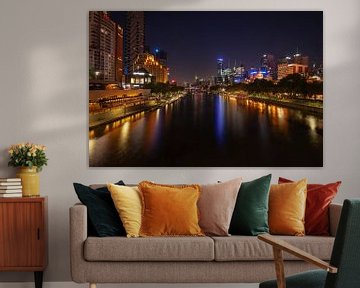 Melbourne in Australië bij nacht. Stadslichten en skyline. van Jiri Viehmann