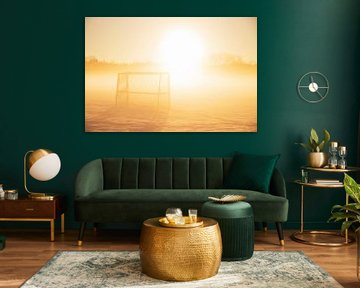 But de football sur une prairie hivernale, ambiance matinale dorée