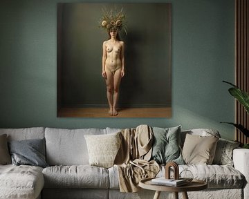 Femme avec un bouquet sur The Nudes Gallery