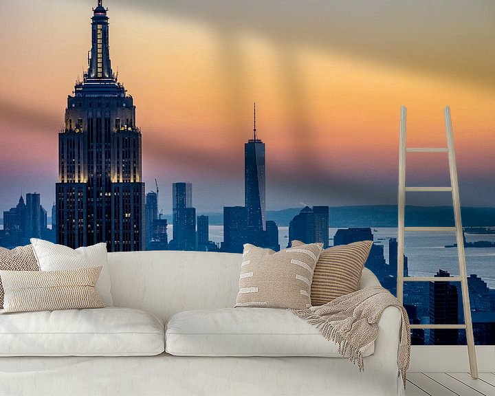 Sfeerimpressie behang: Lower Manhattan skyline  bij zonsondergang van Joran Maaswinkel