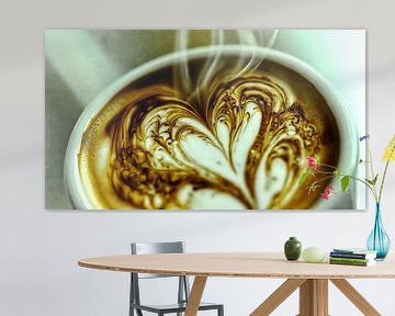 Hart latte kunst in een dampende koffiekop van Frank Heinz