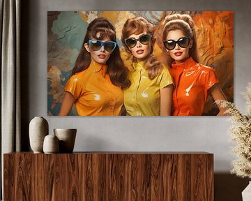 Vintage reclameaffiche uit de jaren 60 met drie jonge meisjes in een latex jurk en zonnebril in felle kleuren van Animaflora PicsStock
