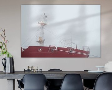 Der Bug eines Schiffes im nebligen Hafen