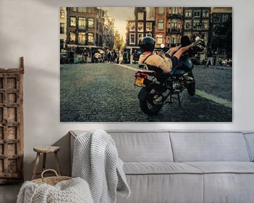 Motorrijder geniet van de zon in Amsterdam van Geert Van Baelen