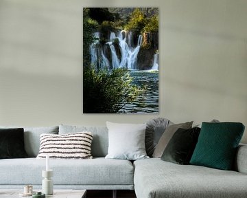 Waterval van Krka in weelderig groen van Anouk Kooiman