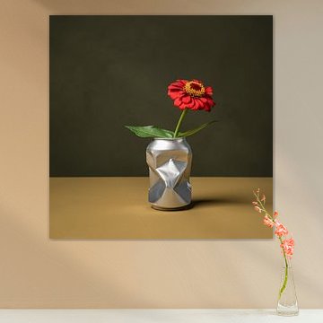 Zinnia - uit serie stillevens met gerecyclede blikjes van Mariska Vereijken