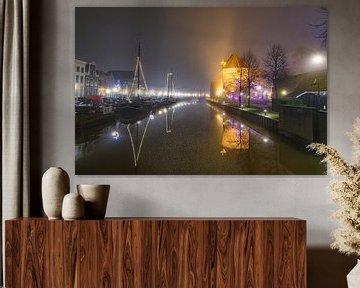 Zwolle Thorbeckegracht tijdens een mistige winteravond