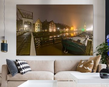 Zwolle Thorbeckegracht tijdens een mistige winteravond