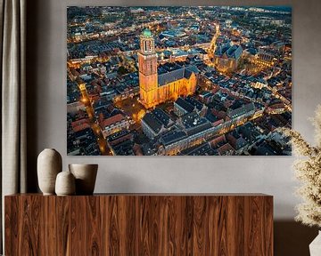 Zwolse Peperbus in de binnenstad tijdens zonsondergang