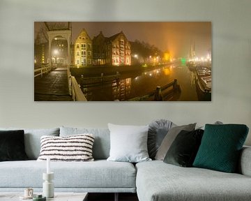 Zwolle Thorbeckegracht tijdens een mistige winteravond