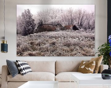 Wintermagie in het huis met rieten dak in de natuur