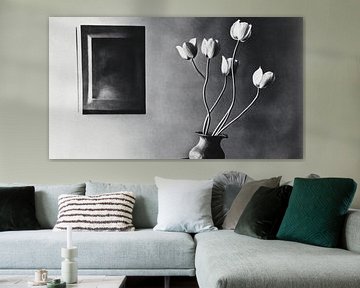 Vase mit Tulpen in Schwarz und Weiß
