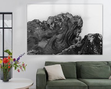 Abstracte IJslandse lavastructuur naast een modderige rivier
