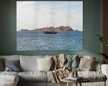 Zeilboot in de middelandse zee bij Ibiza van Raymond van Olphen