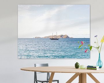 Een zeilboot liggend in de diepblauwe middellandse zee bij Ibiza van Raymond van Olphen