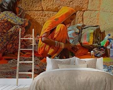 Frau stellt in Jaisalmer Schmuck her