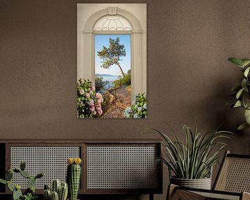 Boog met uitzicht op de Kroatische kust en bloeiende hortensia's van SusaZoom