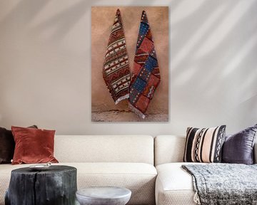 Traditional rugs on a Moroccan wall by Stille Vertelling