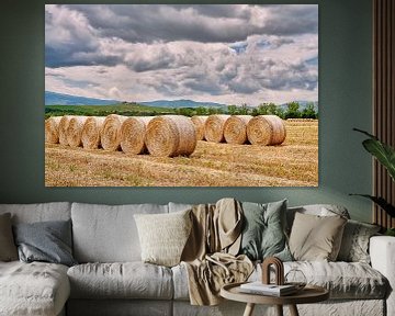 Hooibalen in het Toscaanse landschap van eric van der eijk