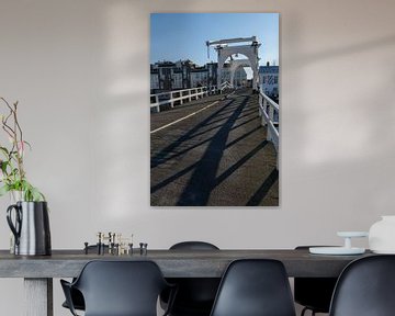 Lange schaduwen op de Rembrandtbrug van QEIMOY