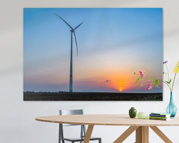 Uitzicht op een windturbine bij zonsondergang in Allstedt van Andreas Völkel