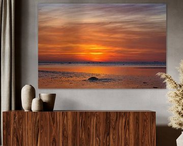 Steen op het strand bij zonsondergang in Poel, romantisch