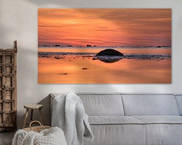 Steen op het strand bij zonsondergang in Poel, romantisch