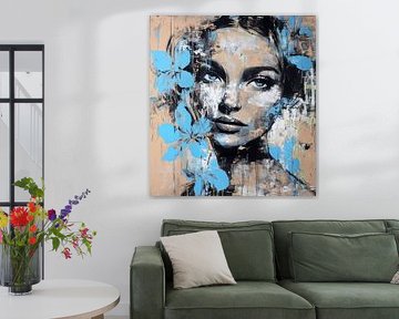 Abstraktes Frauenporträt mit ausdrucksstarken blauen Blumen von Color Square